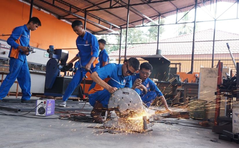 Magang 1 Tahun untuk Lulusan SMK: Model Kerja-Belajar Bersertifikat di Industri Manufaktur