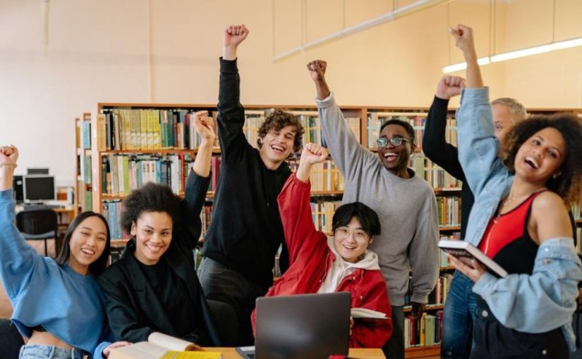 Strategi Pemerintah dalam Meningkatkan Pendidikan Karakter Digital untuk Generasi Emas 2045